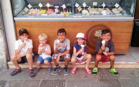 Illuminated Venice Tour for Kids & Families with Gelato & Sfogliatina Biscuit