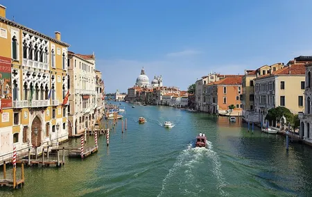 Romantic Serenade Gondola Tour: Private Ride