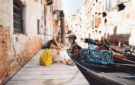 Guided City Walking Tour with Gondola Ride in Venice
