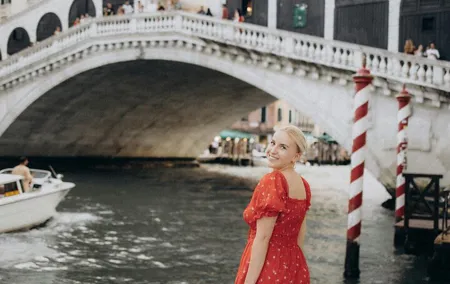 Timeless Romance Professional Photoshoot at Rialto Bridge