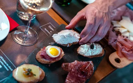 Venice: Jewish Ghetto Private Bacari Tour with Cichetti & Drinks