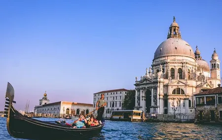 Private Gondola Ride with Serenade in Venice