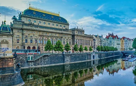 Private Transfer from Berlin to Prague with 4h of Sightseeing