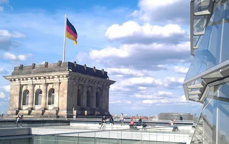 Guided tour of the government district to the Reichstag