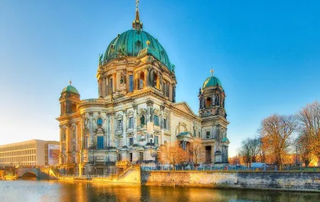 Private audio book city rally around the Museum Island in Berlin