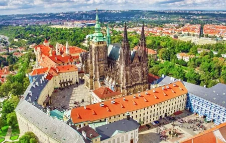 Private Walking Tour around the Prague Castle Complex