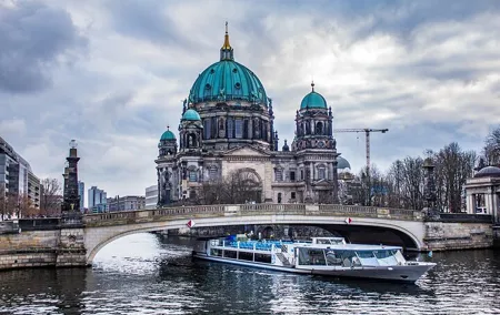 Berlin Night Tour / walking tour with local guide