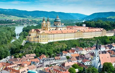 Private Sightseeing Trip from Cesky Krumlov to Vienna via Rosenberg castle - Melk and Durnstein