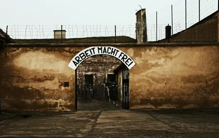 Terezin in Spanish with tickets and transportation from Prague.