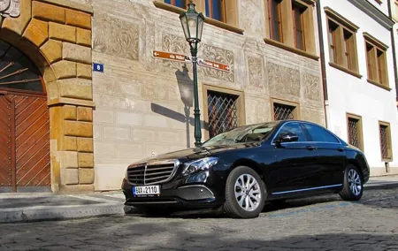 Private city transfer in Prague: Hotel - Restaurant or Theatre - Hotel