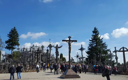 Vilnius to Riga Day Trip: The Hill of Crosses, Rundale Palace and Bauska Castle
