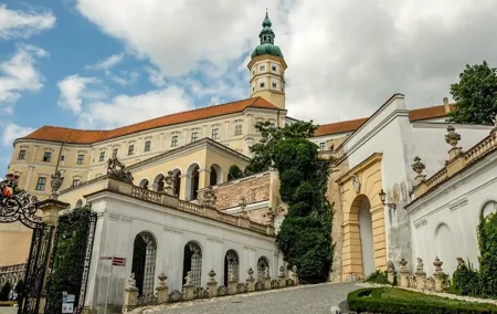 Transfer from Prague to Vienna with optional stopover in Mikulov