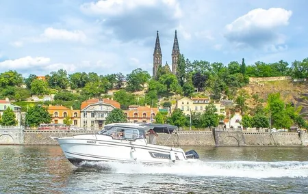 Private Speedboat Cruise Visit to Prague with Drinks Included