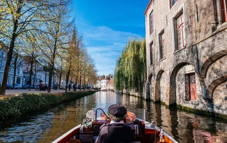 Bruges Historical Private Walking Tour and Canal Cruise