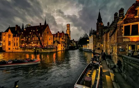 Bruges Scavenger Hunt and Highlights Self Guided Tour