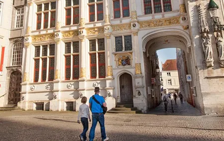 Private Bruges Historical Walking Tour with Chocolate Treat