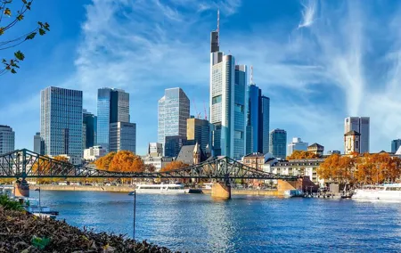 Private transfer: Bruges to Frankfurt with a 2h Sightseeing stop