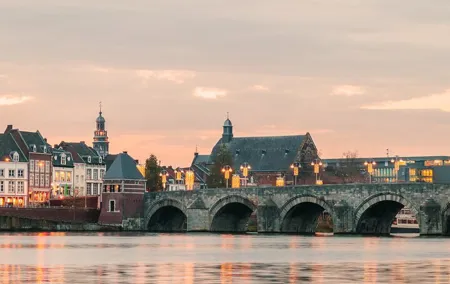 Private transfer from Bruges to Frankfurt, 2h Stop in Maastricht