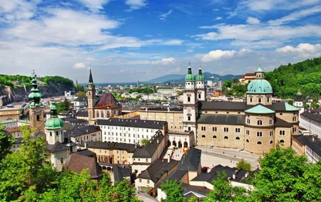 Private transfer Salzburg to Prague (4 hours stop in Hallstatt)