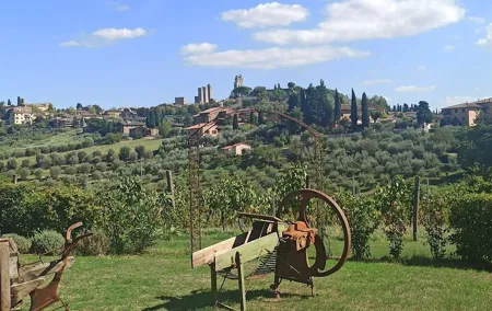 PRIVATE TOUR "Sweet Hills of Chianti and San Gimignano" with Lunch & 2 Tastings