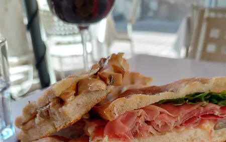 Foodie Full Lunch Tour Experience with a Local Sommelier in Pisa