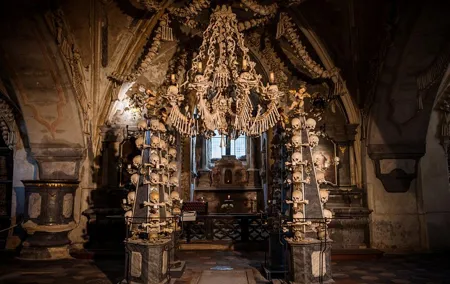 Private Day Tour to Kutná Hora & Czech Village Museum with Lunch