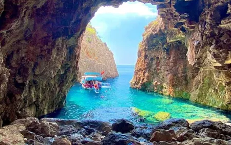 Discover the Beauty of Porto Ceneviz with a Boat Trip