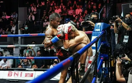Muay Thai Boxing Show Tickets at Rajadamnern Stadium in Bangkok