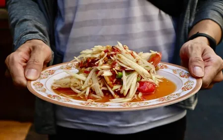 Bangkok Food Tour with 10+ Tastings in Chinatown & Nahm District