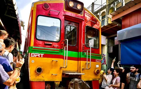 Bangkok: Floating Market & Train Market with Train/Boat ride