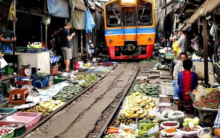 Maeklong Train Market & Damnoensaduak Floating Market Tour