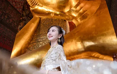 Traditional Thai Costumes Photoshoot at Wat Pho (Phra Chetuphon)