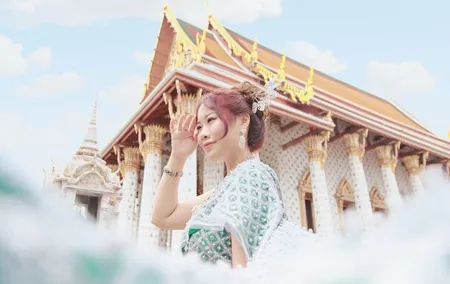 Private Photoshoot with Thai Traditional Dress at Wat Arun