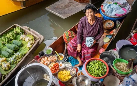 Bangkok: Railway & Damnoen Saduak Floating Market with Transfer