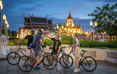 Bangkok: Night Bike Tour with Temples & Flower Market Visit