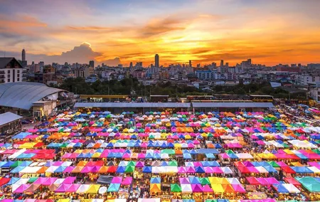 Experience Bangkok at Night with Streetfood Dinner & Foot Massage