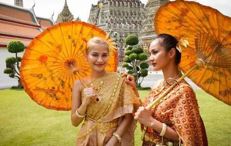 Thai Costume Photo Tour at Wat Arun Bangkok from Bangkok