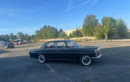 Beverly Hills Tour of Prague in Classic Car