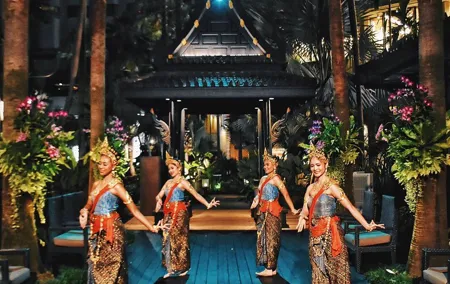 Shangri-La Hotel's Salathip Thai Restaurant Experience