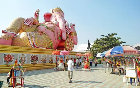 Chachoengsao One Day Trip from Bangkok : Historic Market and Buddhist Temples