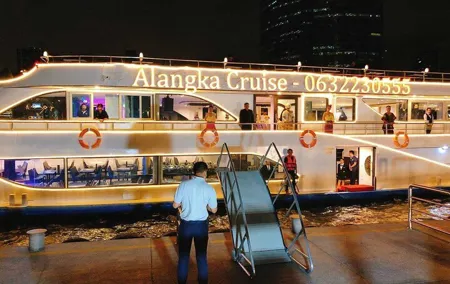 Bangkok Dinner Cruise with Intl Buffet, Live Music & Hotel Pickup