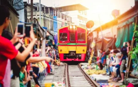 Private Tour to Maeklong Train Market and Floating Market