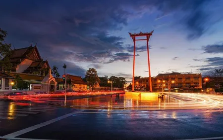 Bangkok Night Tour By TUK-TUK Visiting Wat Pho & Giant Swing (Private)