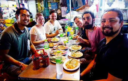 PRIVATE - STEET FOOD TOUR CHINA TOWN incl. food and drinks