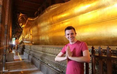 Bangkok City & Temple Tour By Selfie Expert : WatTraimit & WatPho