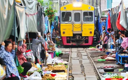 Private Guided Tour to Train Market and Damnoensaduak Floating Market