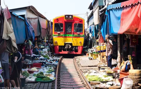 Damnoen Saduak Floating Market & Maeklong Train Market Tour
