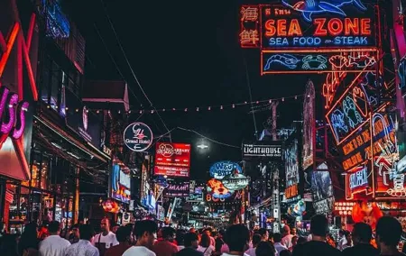 Central Thailand Walking Tour and visit Temple at Bangkok
