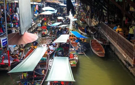 Half-Day Private Tour Railway Market and Floating Market from Bangkok