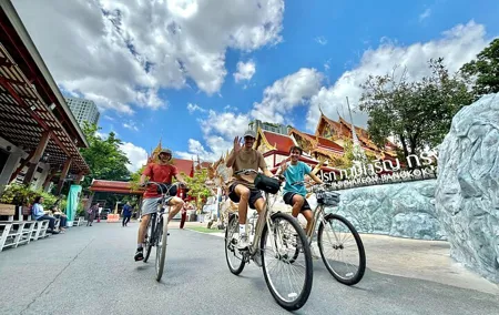 Bangkok Thonburi Backstreets and 3 Peaceful Temple Bike Tour